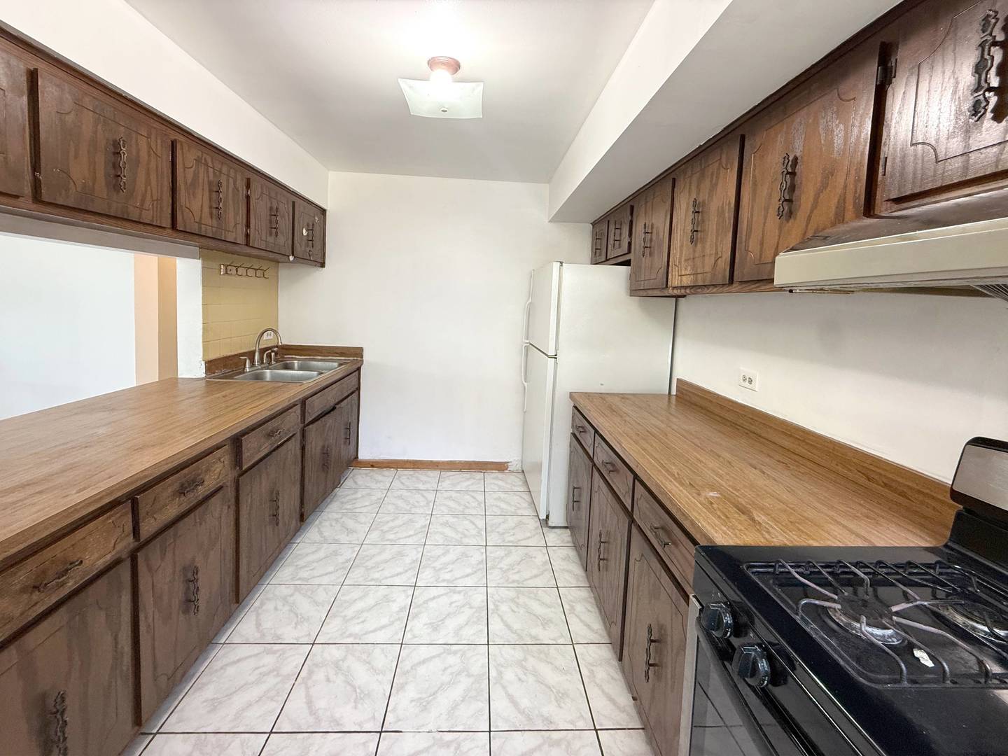 349 West 26th Street Chicago, IL 60616 - Photo 8 of 31 a kitchen with stainless steel appliances granite countertop a stove a sink and a refrigerator