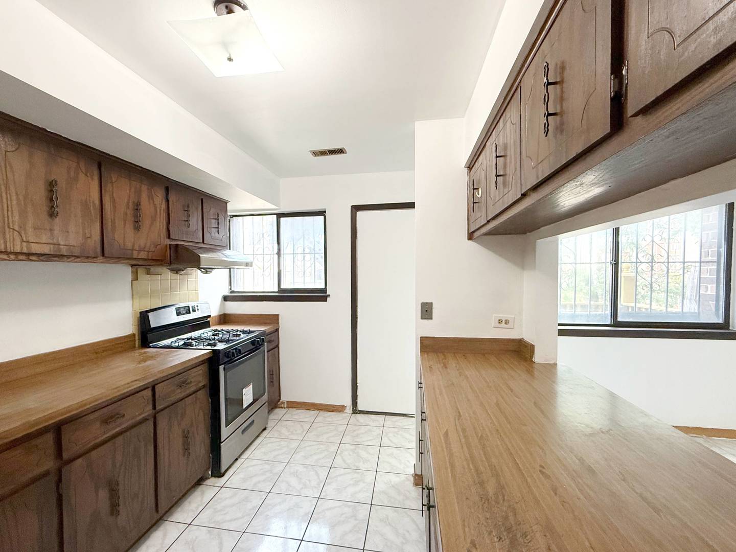 349 West 26th Street Chicago, IL 60616 - Photo 9 of 31 a kitchen with stainless steel appliances granite countertop a stove a sink dishwasher and a refrigerator