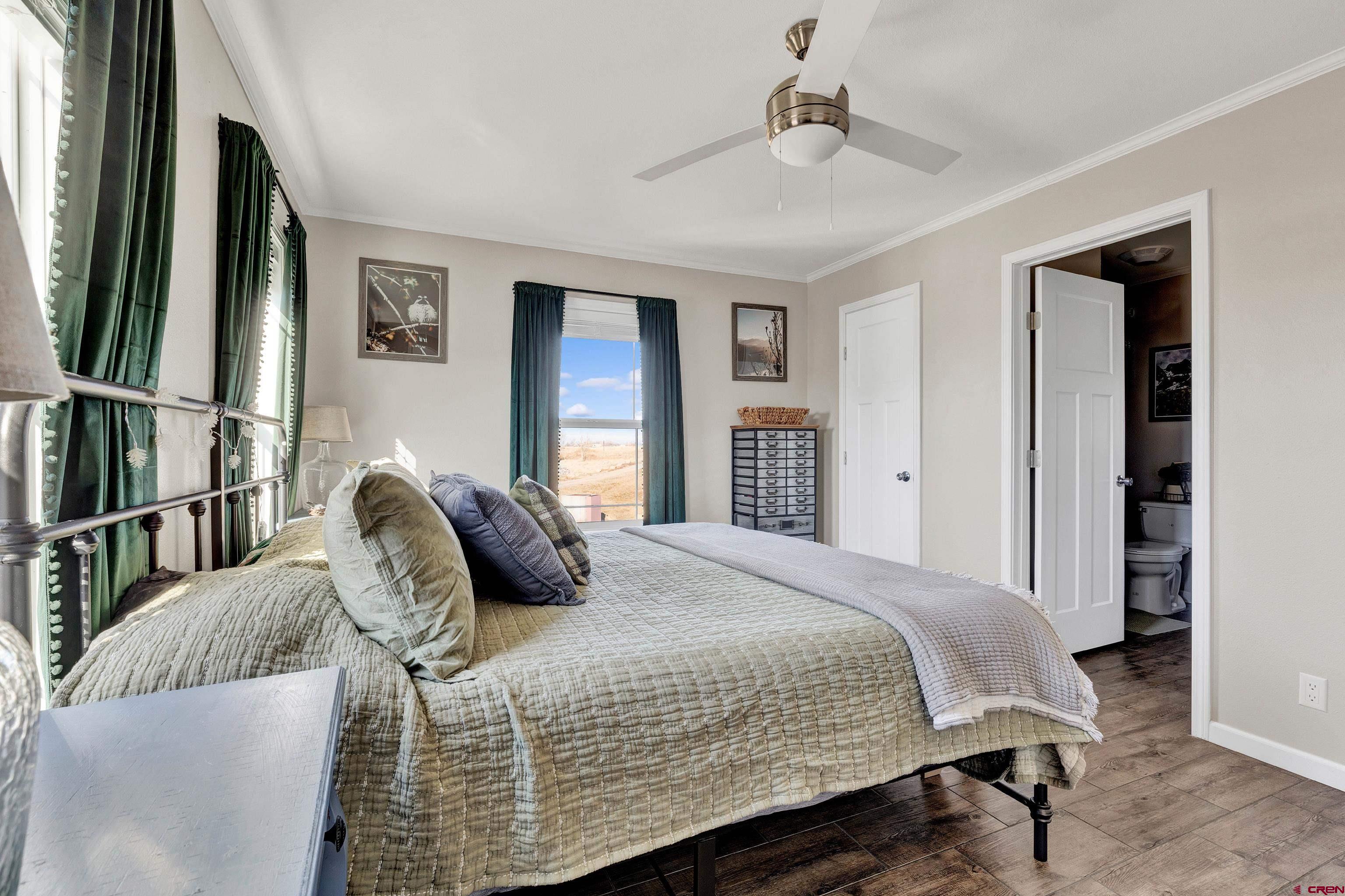 901 6530 Road, Unit 2813 Montrose, CO 81401 - Photo 16 of 34 a bedroom with double bed and a window