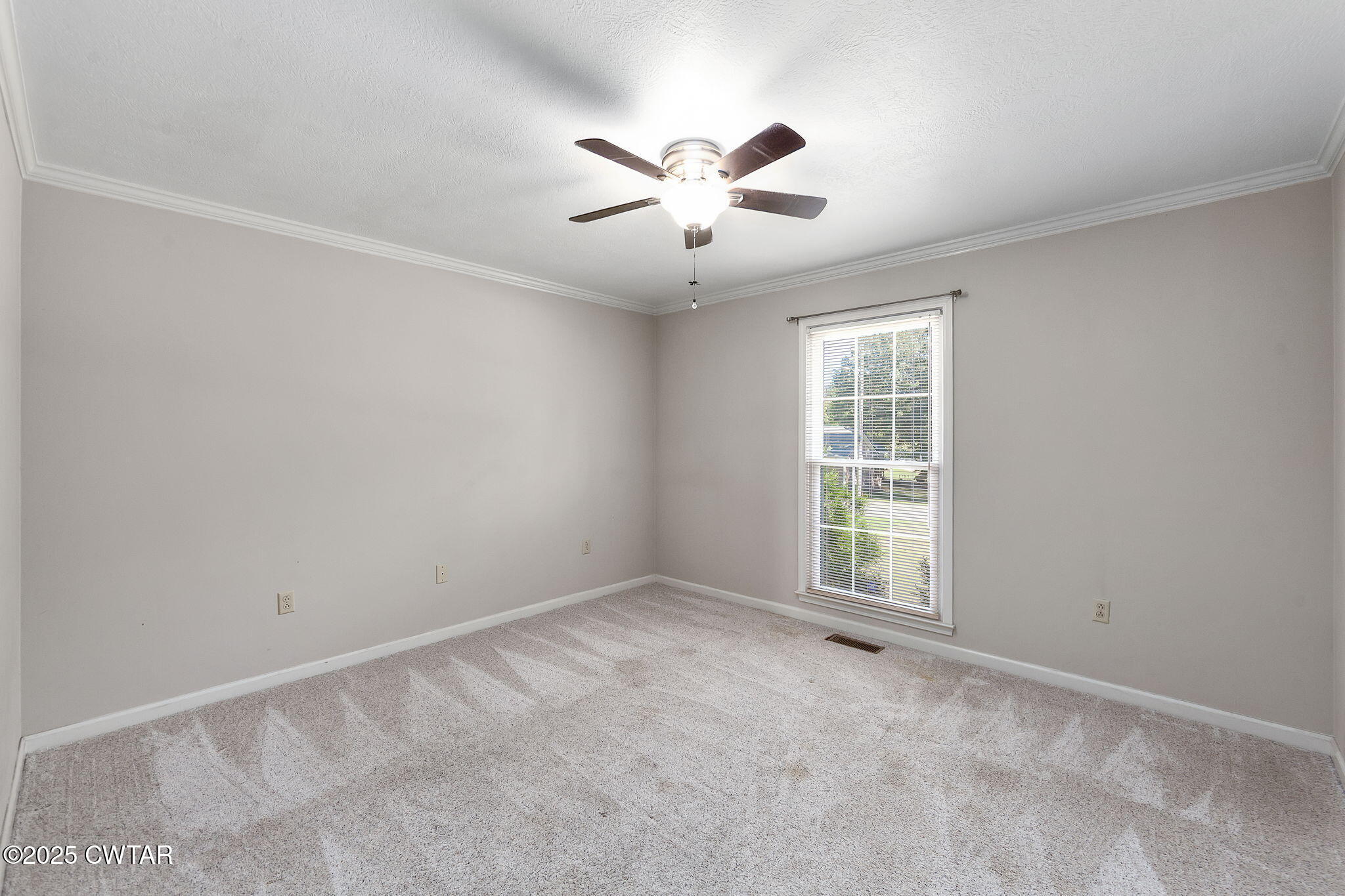 463 MCO Road Jackson, TN 38305 - Photo 25 of 36 an empty room with windows and ceiling fan