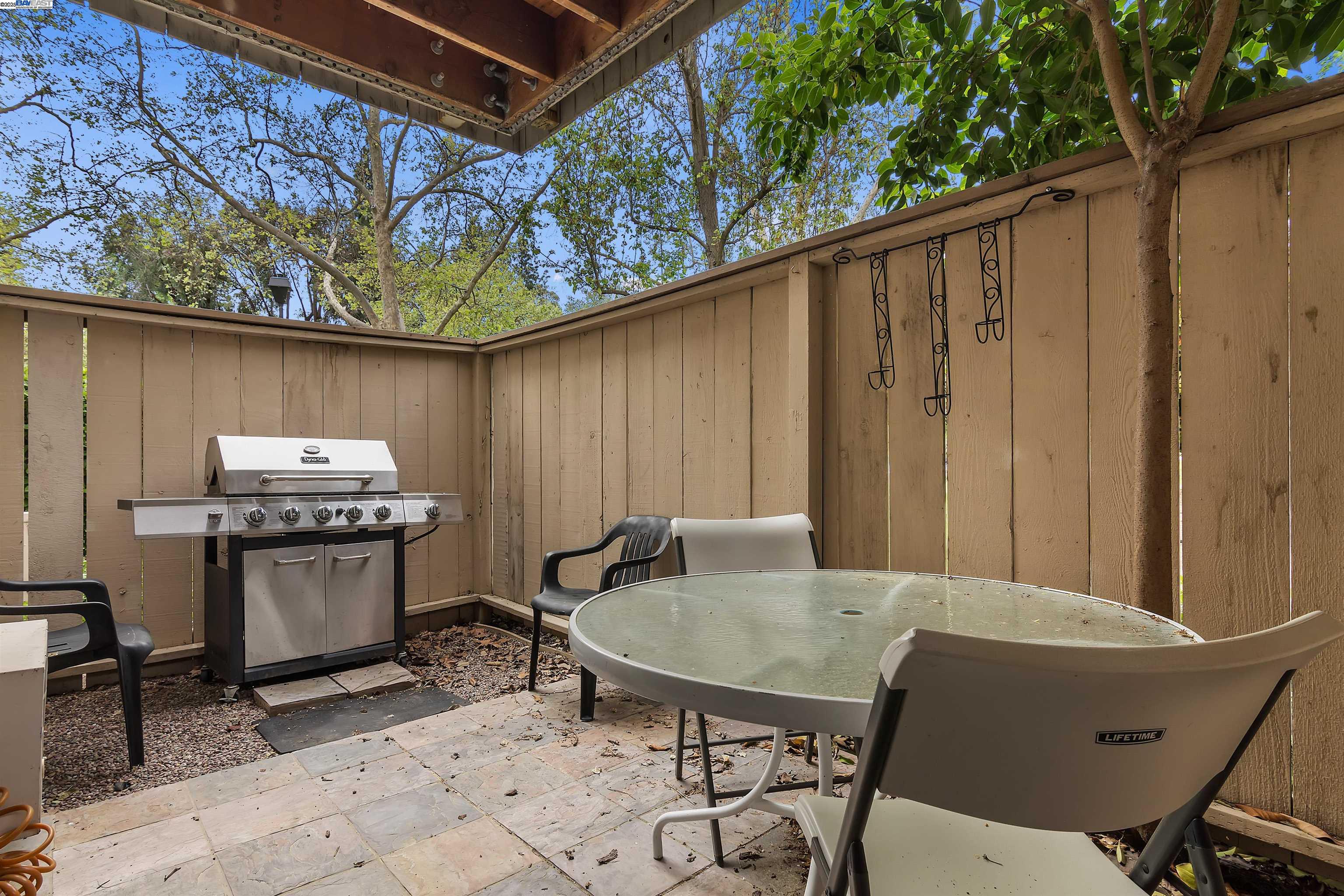 385 Camelback Road, Unit 2 Pleasant Hill, CA 94523 - Photo 15 of 19 a backyard of a house with a table and chairs