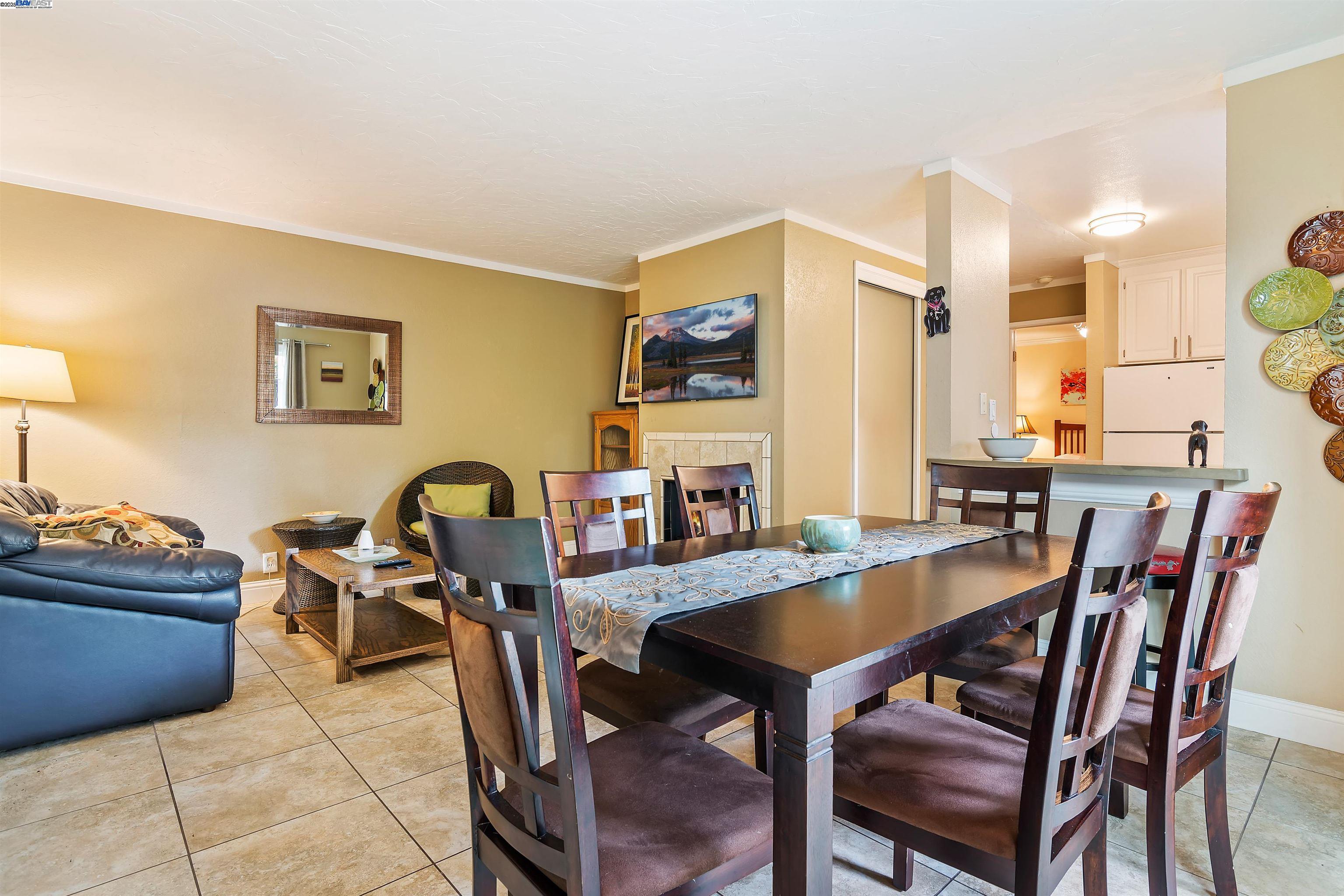 385 Camelback Road, Unit 2 Pleasant Hill, CA 94523 - Photo 5 of 19 a dining room with furniture and window