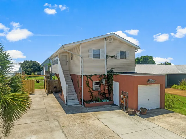 a view of a house with a backyard
