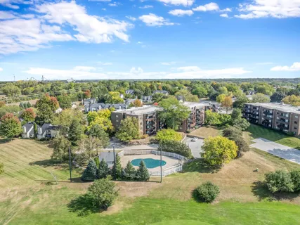 $189,000 | 690 Chandler Road, Unit 102, Gurnee, IL 60031