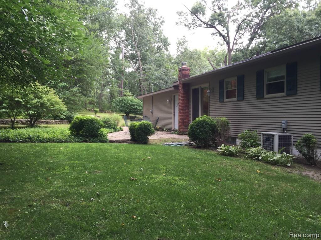 9090 Cherokee Road Clarkston, MI 48348 - Photo 5 of 32
