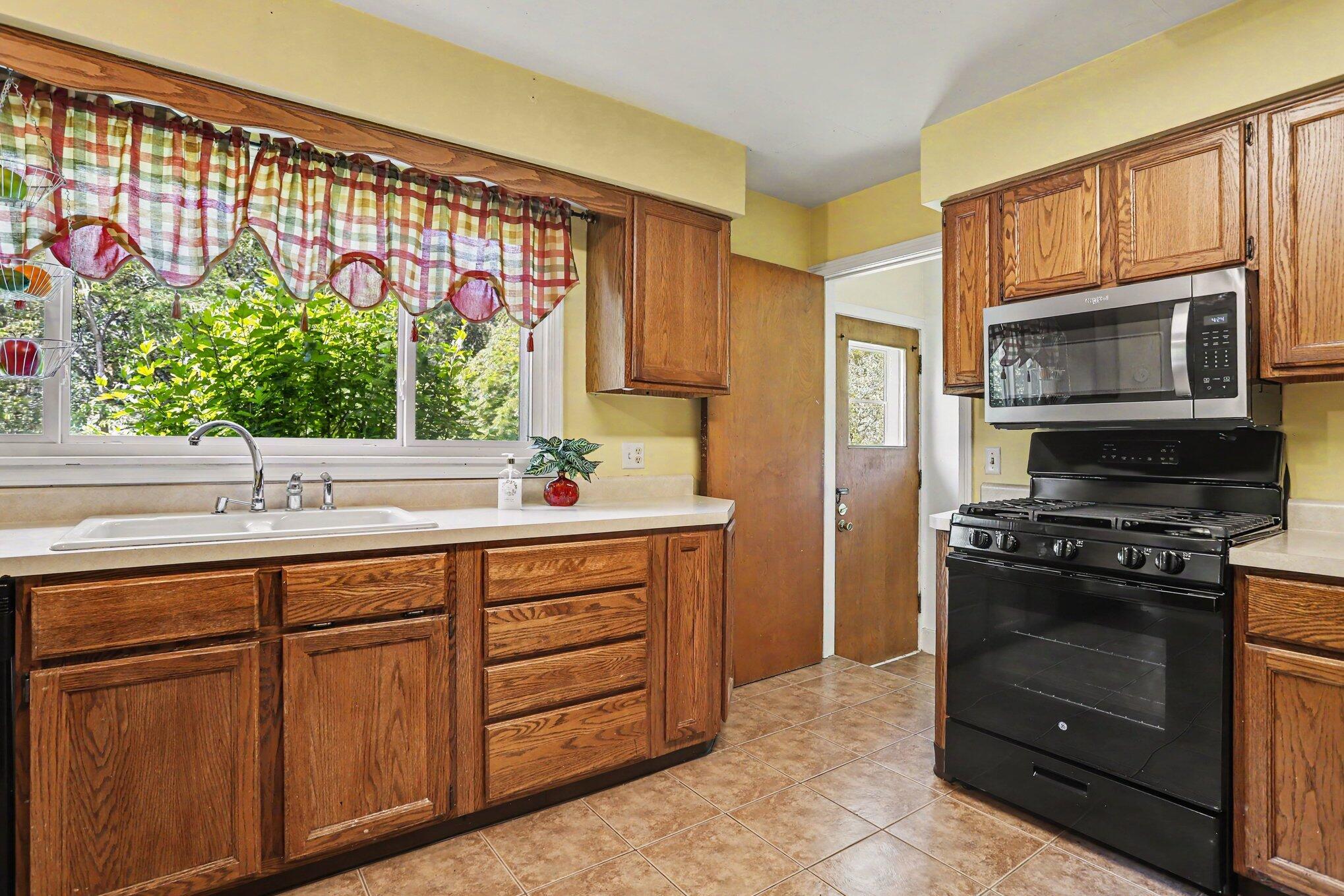 1835 Banbury Road Kalamazoo, MI 49001 - Photo 6 of 27 006_file_8246