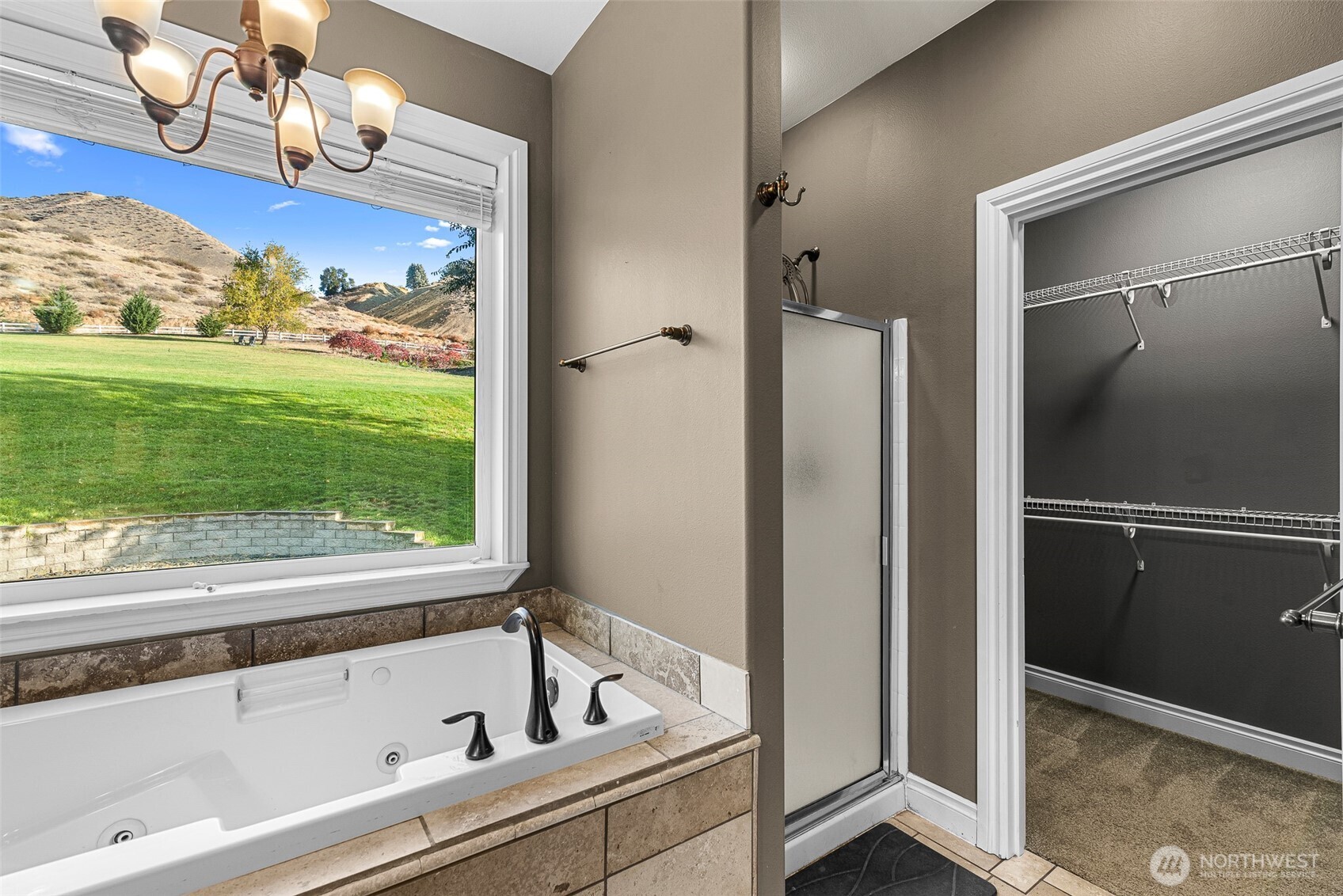 2945 Martin Place East Wenatchee, WA 98802 - Photo 21 of 40 a view of bathroom with tub and sink