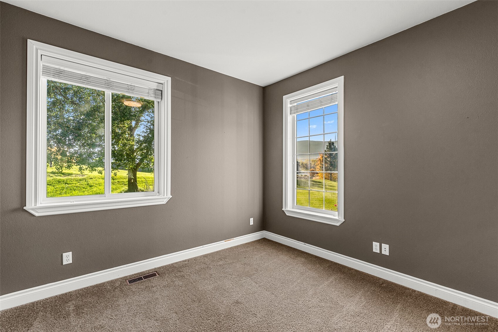 2945 Martin Place East Wenatchee, WA 98802 - Photo 22 of 40 a view of an empty room with a window