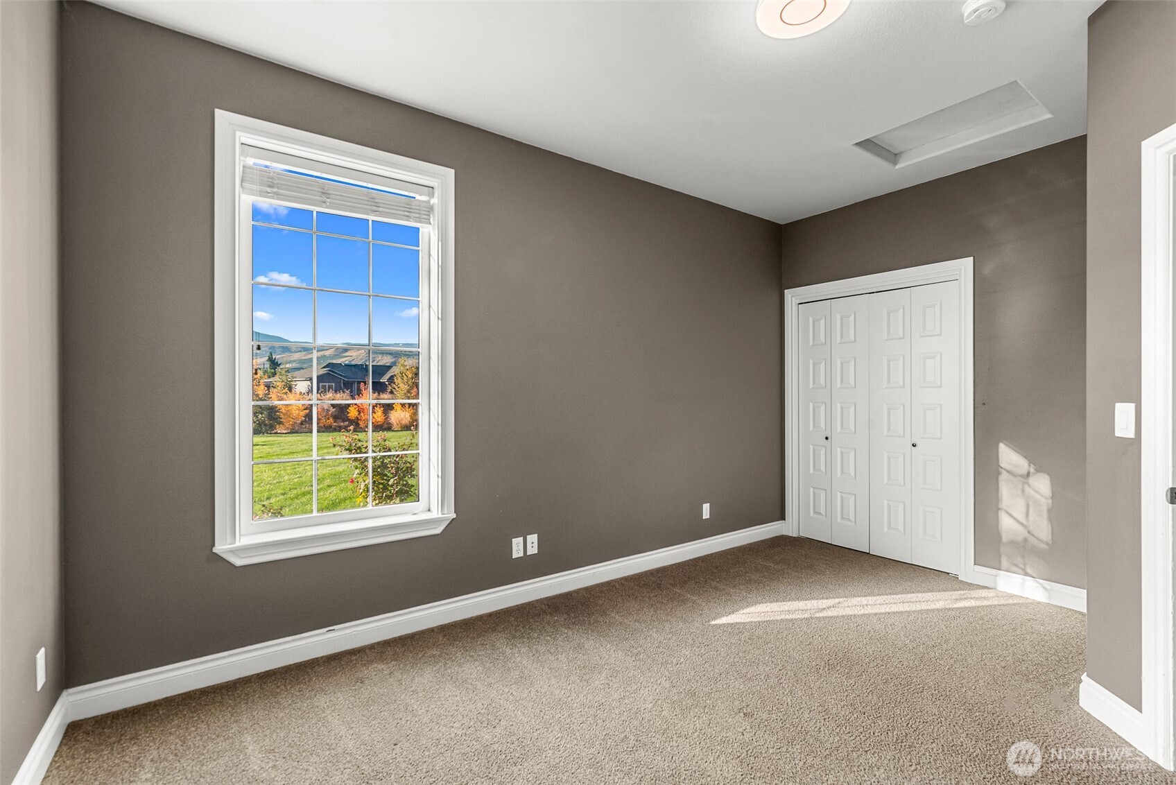 2945 Martin Place East Wenatchee, WA 98802 - Photo 23 of 40 an empty room with windows