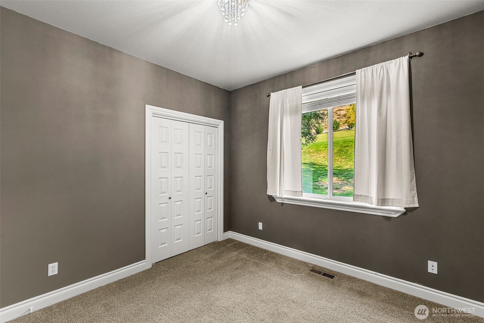 2945 Martin Place East Wenatchee, WA 98802 - Photo 25 of 40 an empty room with windows and closet