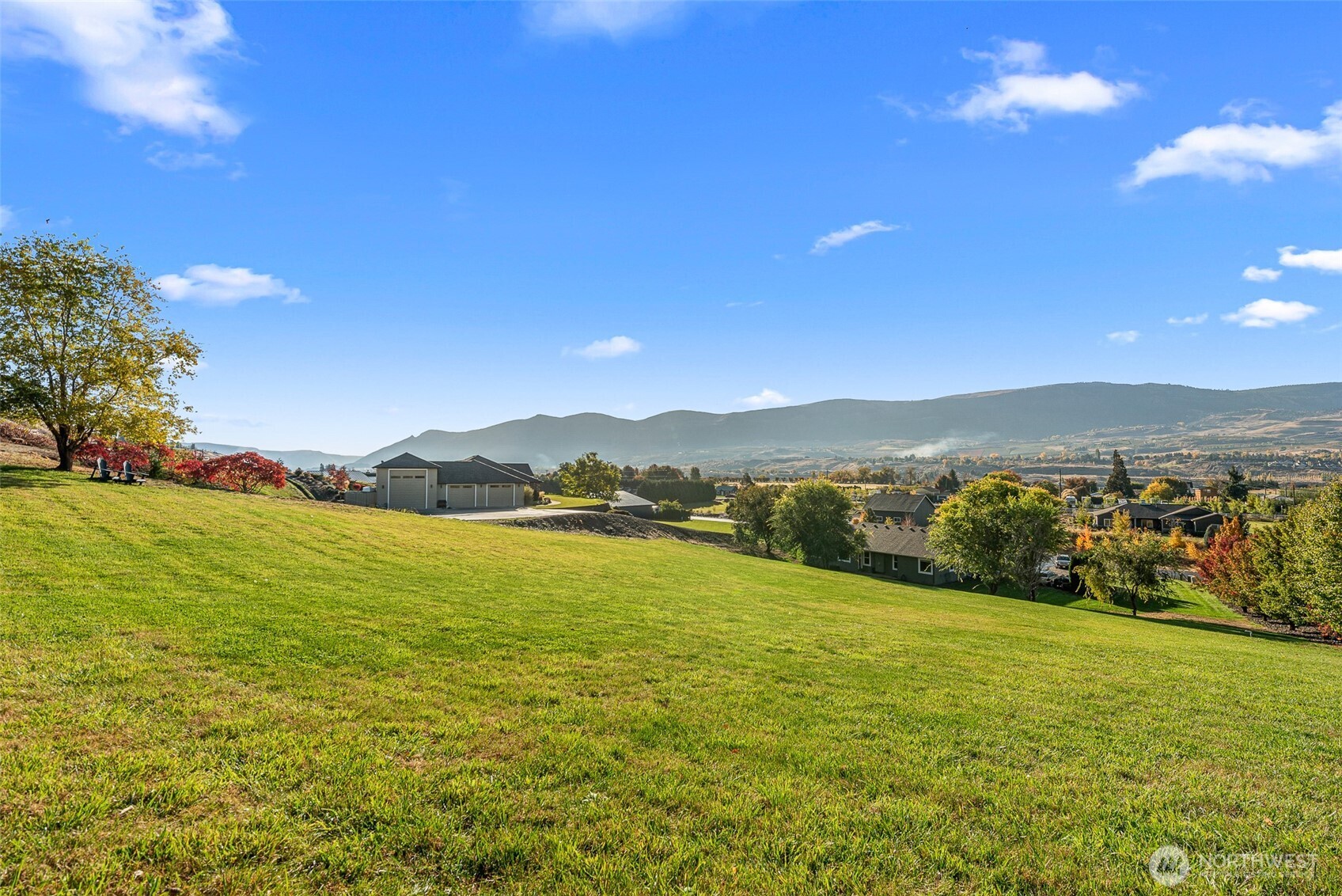 2945 Martin Place East Wenatchee, WA 98802 - Photo 37 of 40 a view of an ocean and a mountain