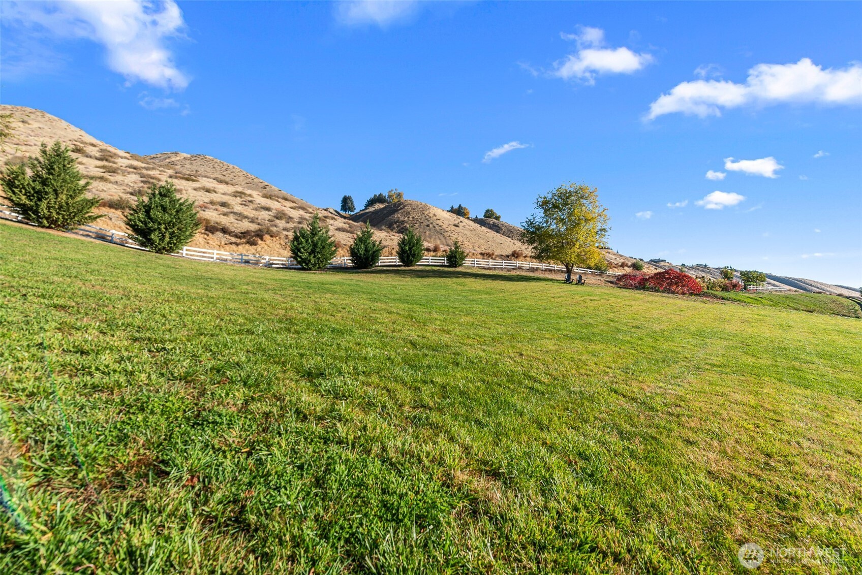 2945 Martin Place East Wenatchee, WA 98802 - Photo 38 of 40 a view of a field with an empty space and mountain view