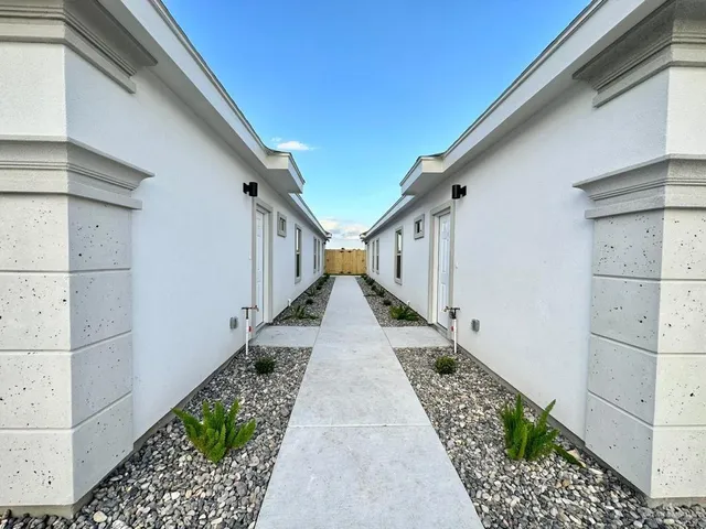 a view of a pathway with a white house