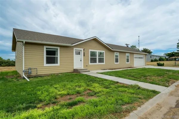a view of a house with backyard