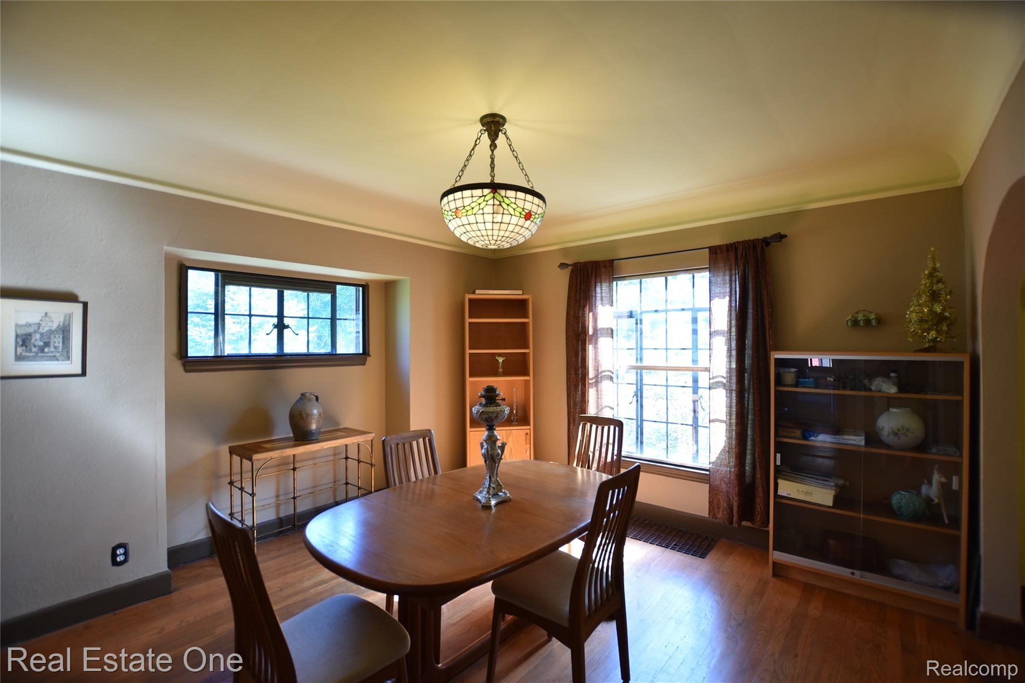 206 Chippewa Road Pontiac, MI 48341 - Photo 11 of 35 spacious Dining Room w/perfect buffet nook!