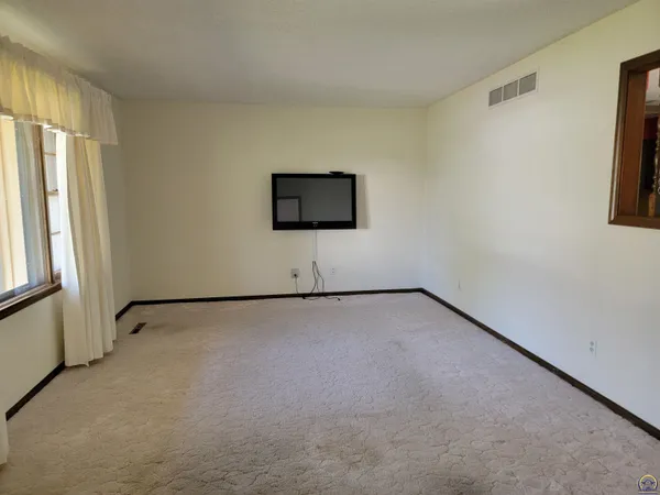 $257,500 | 1748 Yucca Lane, Emporia, KS 66801