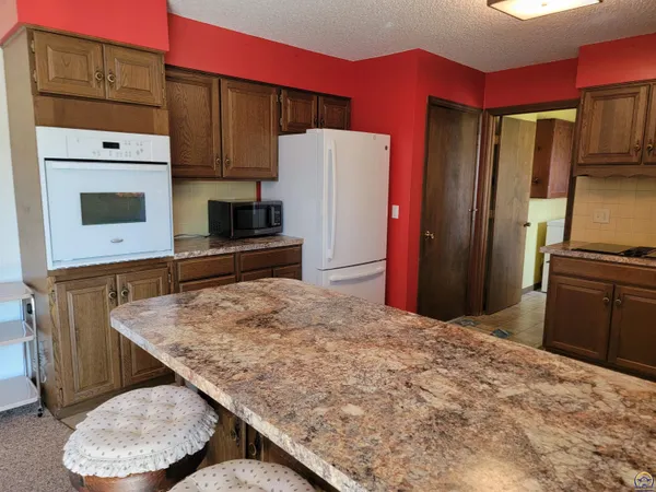 $257,500 | 1748 Yucca Lane, Emporia, KS 66801