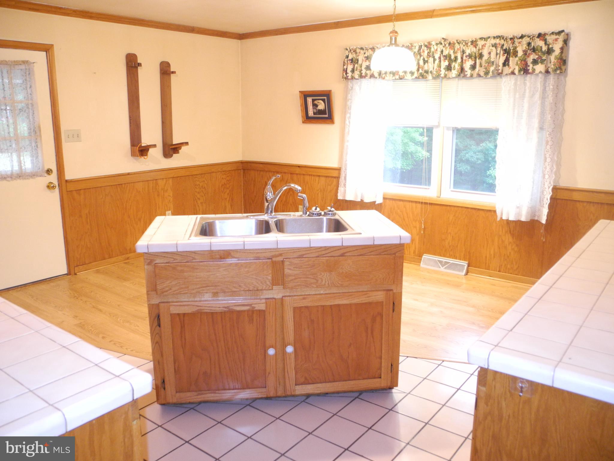 13204 Draper Road Clear Spring, MD 21722 - Photo 5 of 44 Kitchen w/island