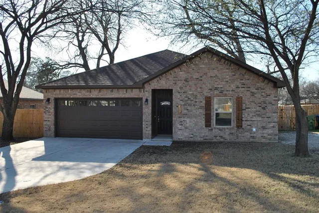 $1,900 | 412 Dewitt Street, Collinsville, TX 76233