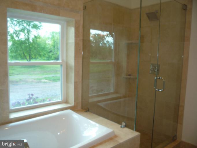 20300 Whites Ferry Road Poolesville, MD 20837 - Photo 3 of 30 a bathroom with a bathtub