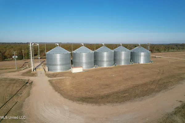 $950,000 | 10600 Hwy 3 Lambert Ms 38643, Lambert, MS 38643