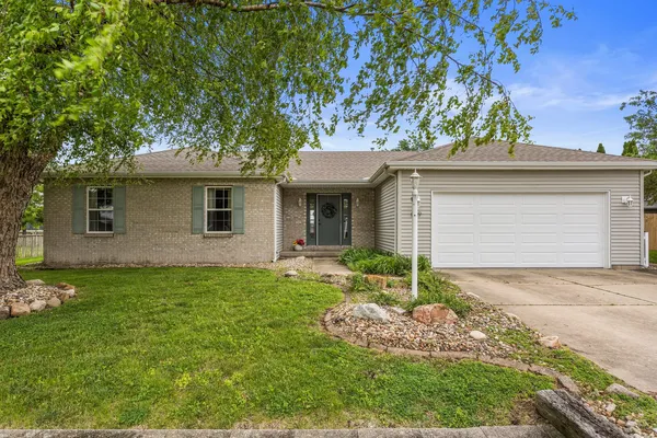 $290,000 | 809 South Scarborough Street, Sidney, IL 61877