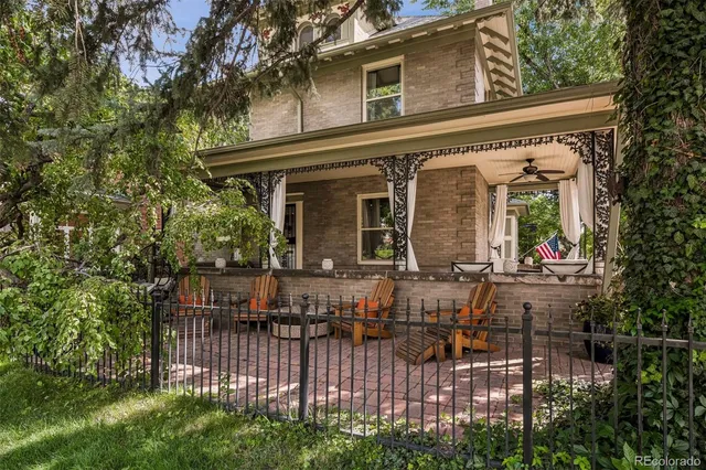a view of house with a outdoor space