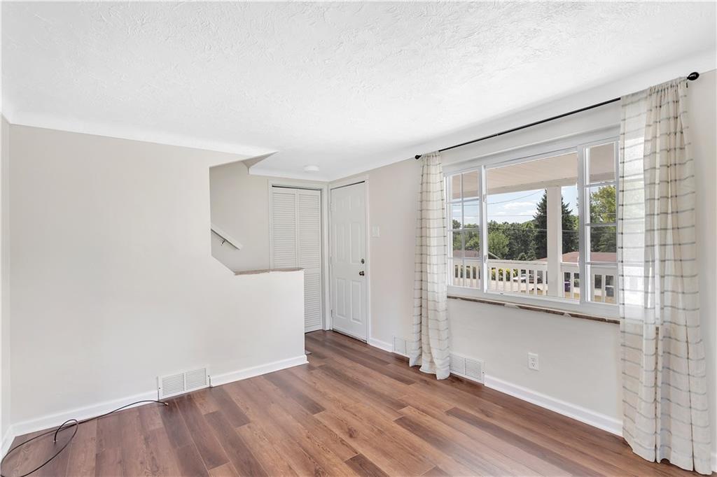 329 Maple Road Pittsburgh, PA 15239 - Photo 10 of 24 Gallery Image 10