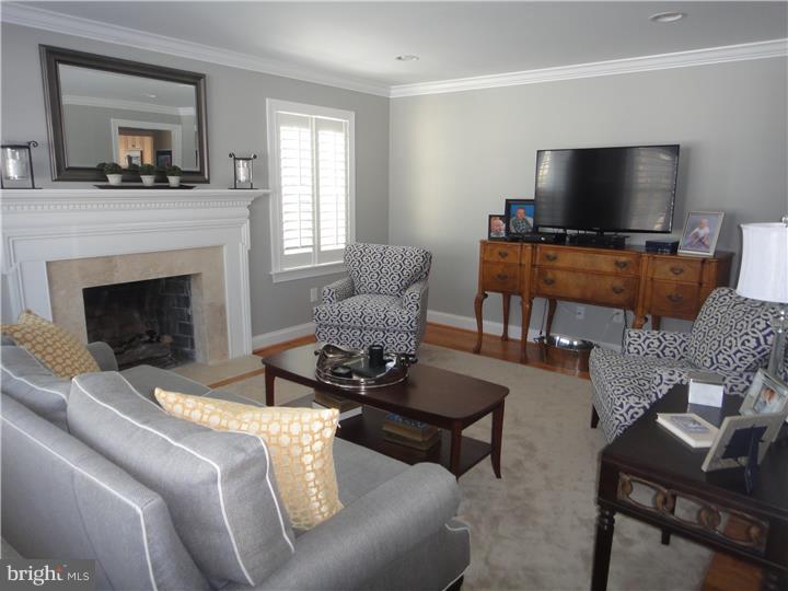 33 East Golf View Road Ardmore, PA 19003 - Photo 5 of 25 Living Room