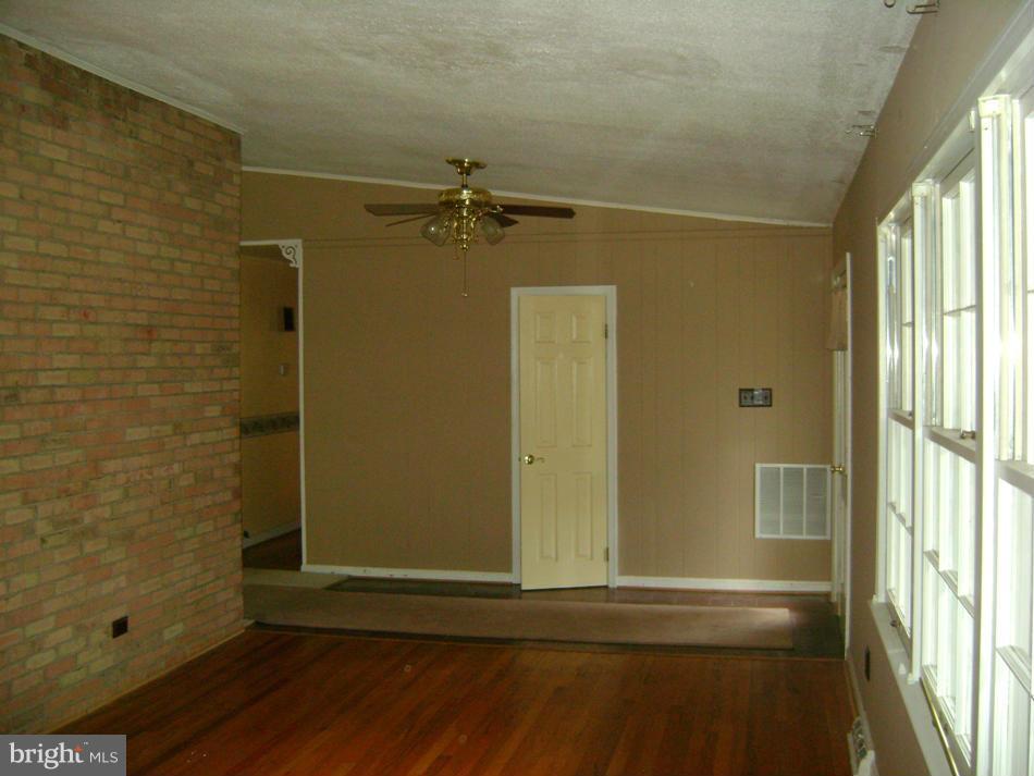 11906 Fort Washington Road Fort Washington, MD 20744 - Photo 17 of 30 Living Room