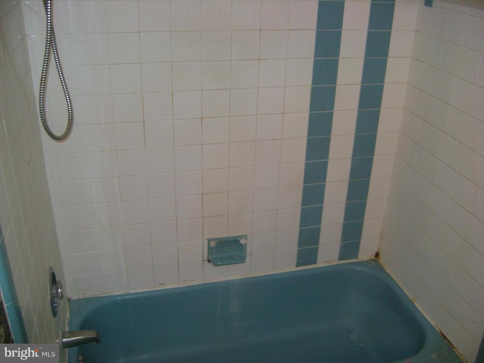 11906 Fort Washington Road Fort Washington, MD 20744 - Photo 21 of 30 Bath tub in main hallway