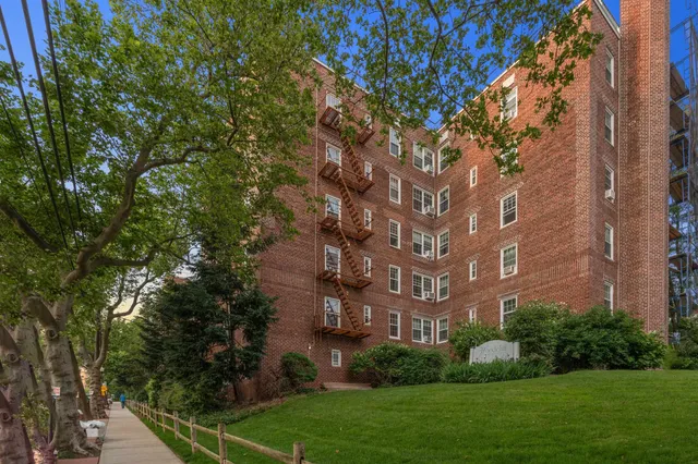 a view of an apartment building and a yard