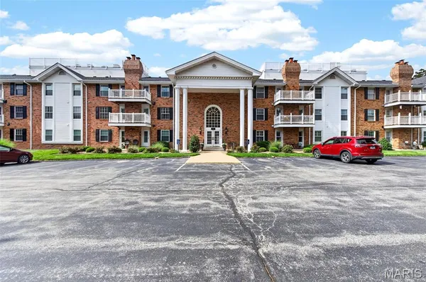 $215,000 | 312 Clayton Crossing Drive, Unit 204, Ellisville, MO 63011