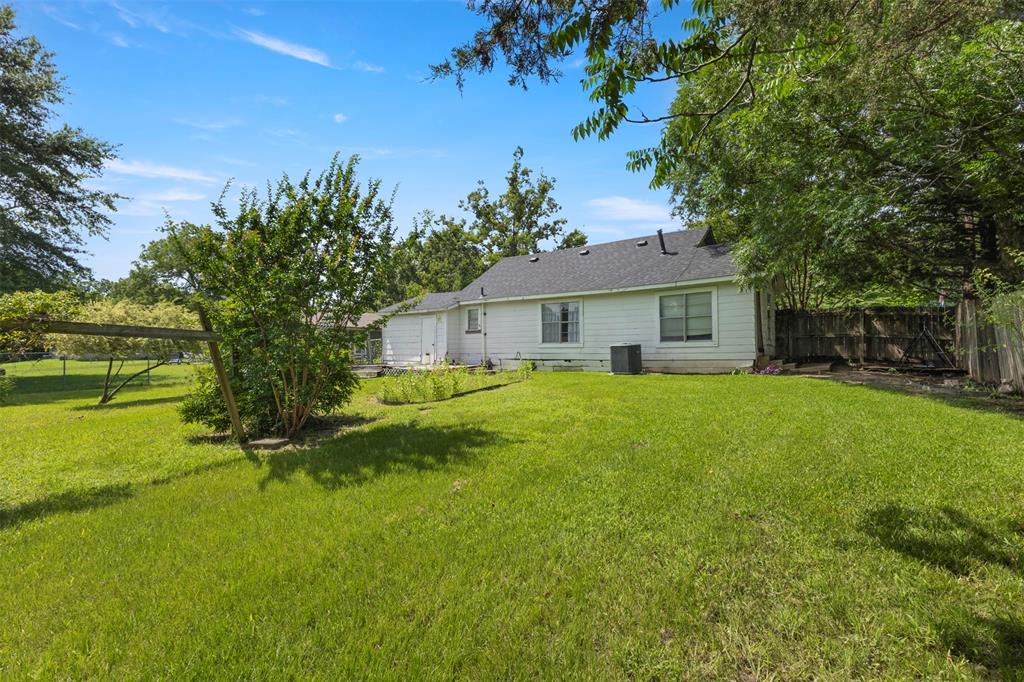 829 West 9th Street Bonham, TX 75418 - Photo 28 of 30 Spacious green lawn surrounding the property