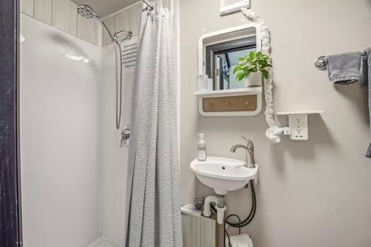 2013 Bedford Court Weatherford, TX 76087 - Photo 21 of 40 a bathroom with a sink toilet and shower
