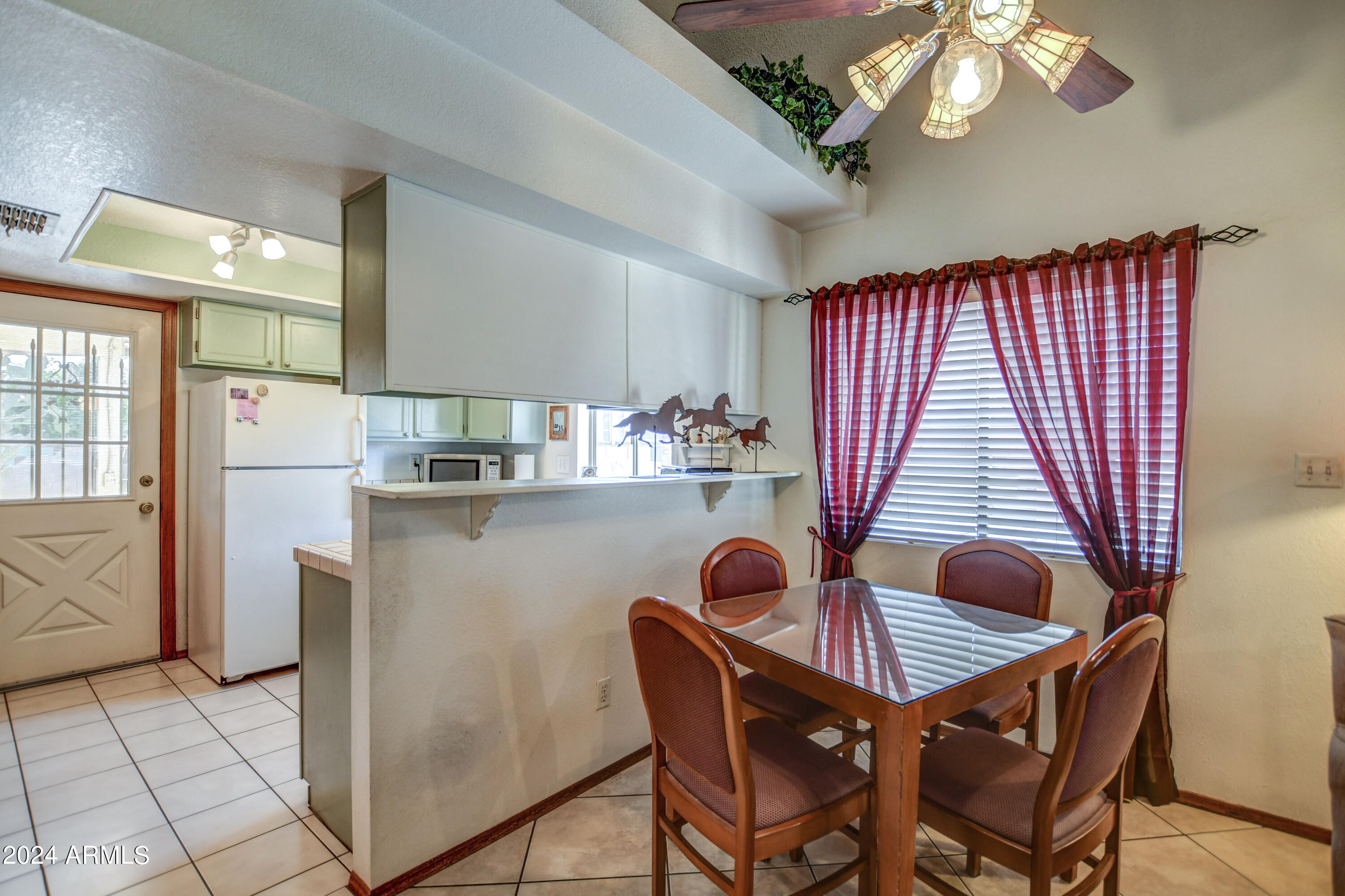 542 South Higley Road, Unit 111 Mesa, AZ 85206 - Photo 7 of 38 Dining area