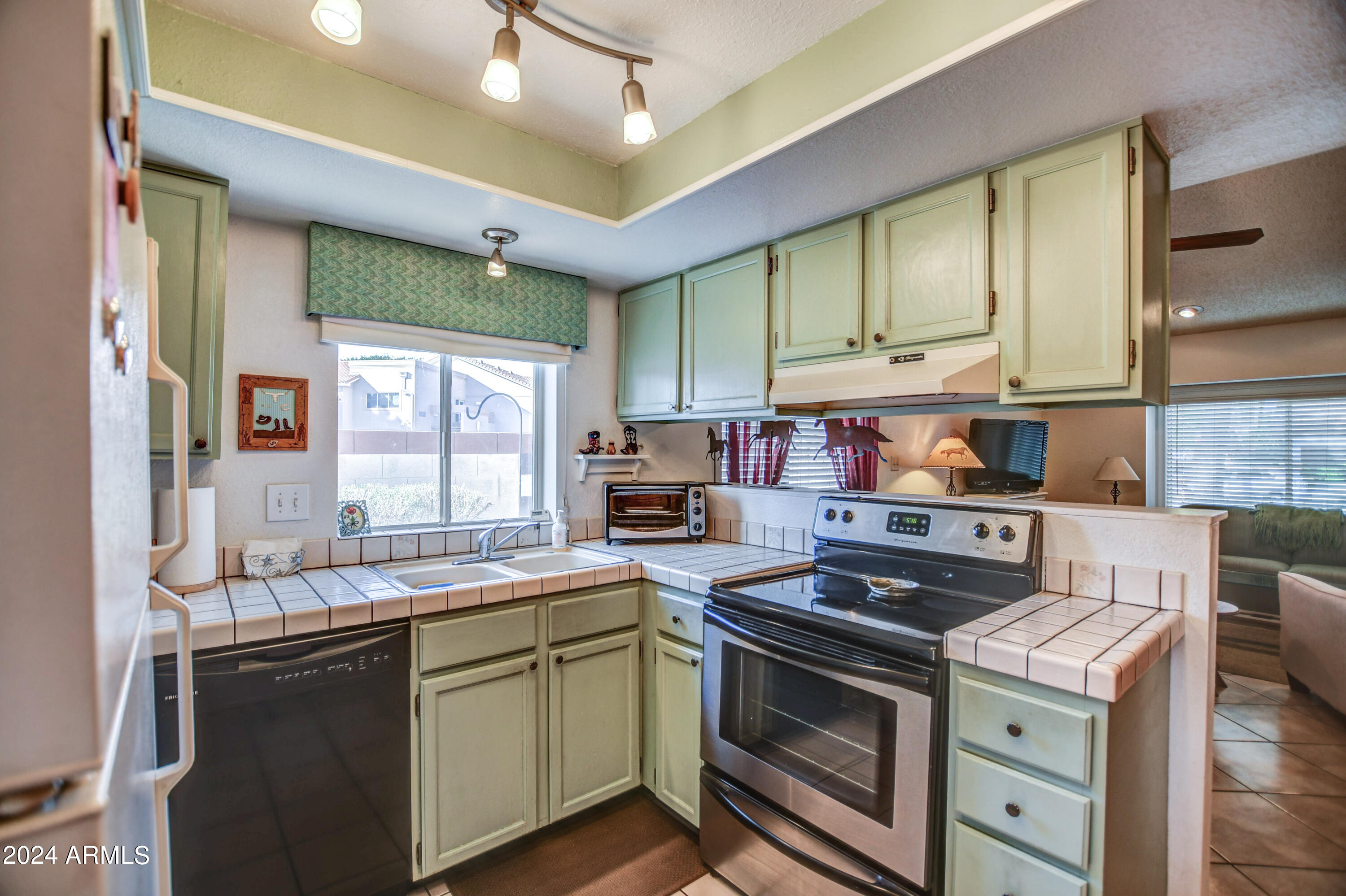 542 South Higley Road, Unit 111 Mesa, AZ 85206 - Photo 8 of 38 Kitchen