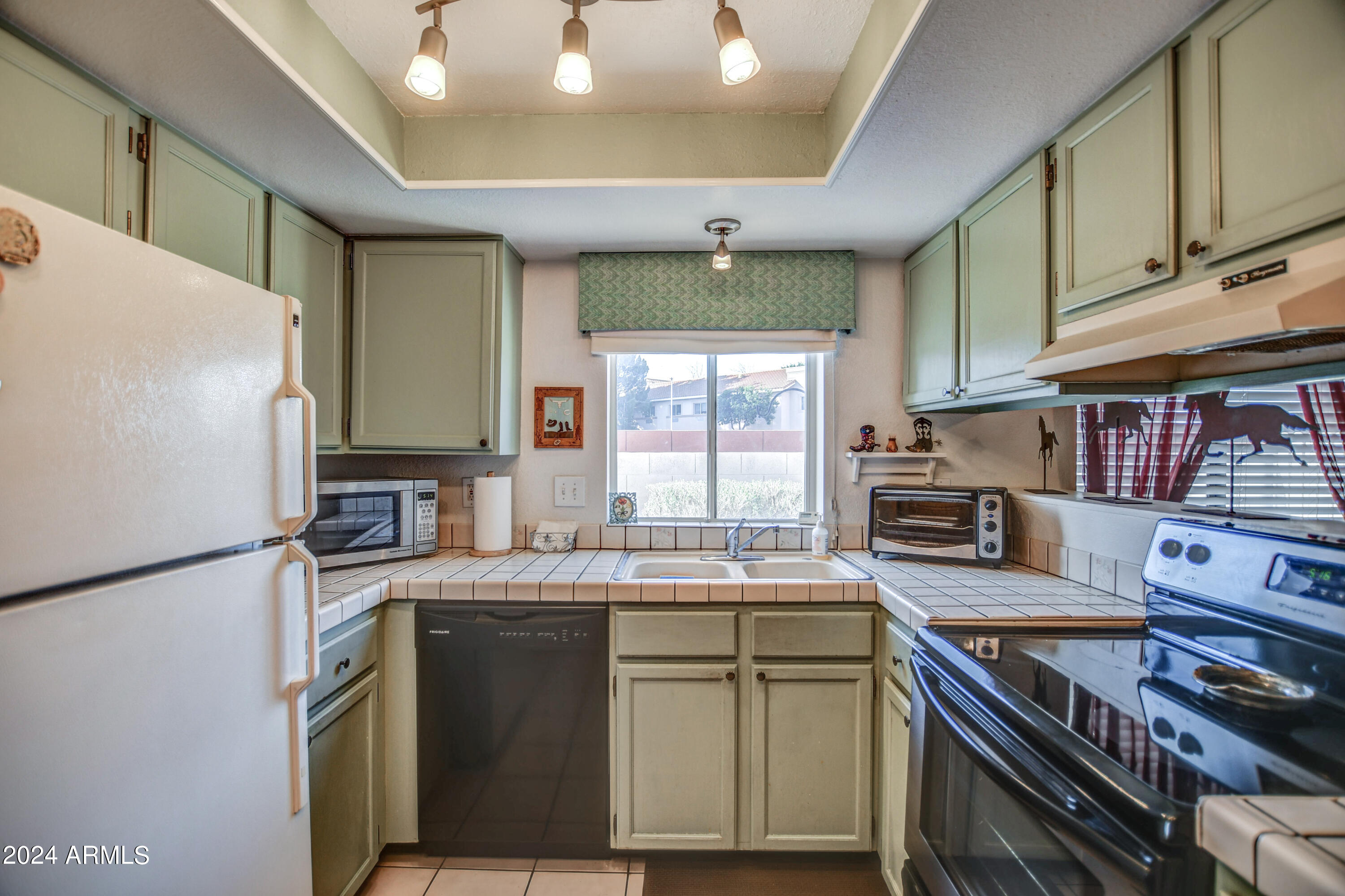 542 South Higley Road, Unit 111 Mesa, AZ 85206 - Photo 9 of 38 Kitchen 2