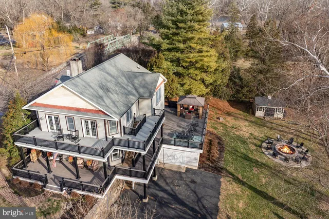 a view of a house with backyard