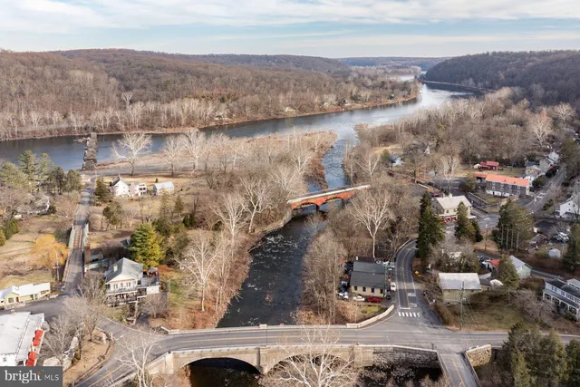 an aerial view of residential house with outdoor space and lake view