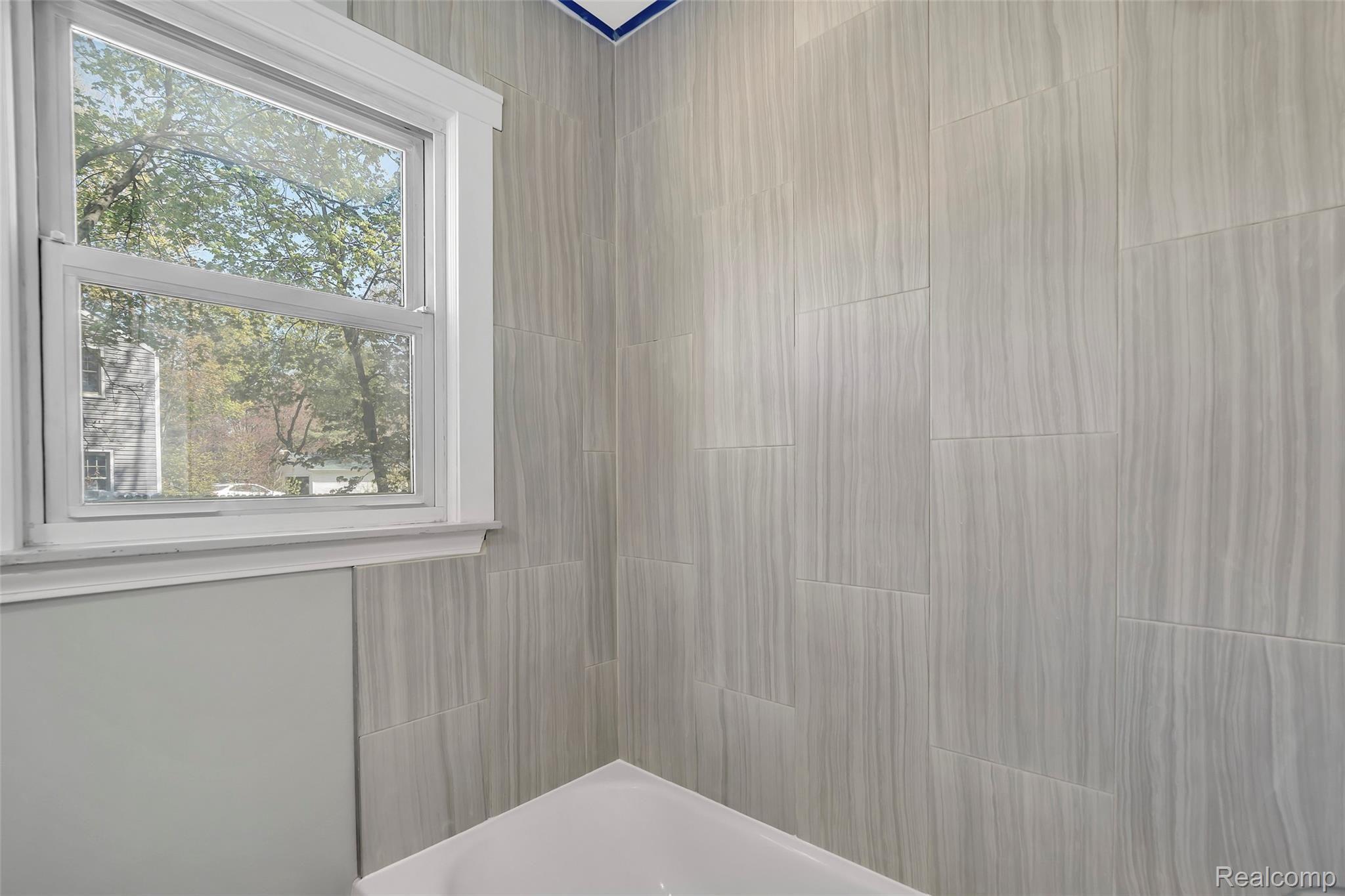 8044 Davison Road Davison, MI 48423 - Photo 15 of 36 16_8044DavisonRdWindowStillRealEstatePhotography16_mls.jpg