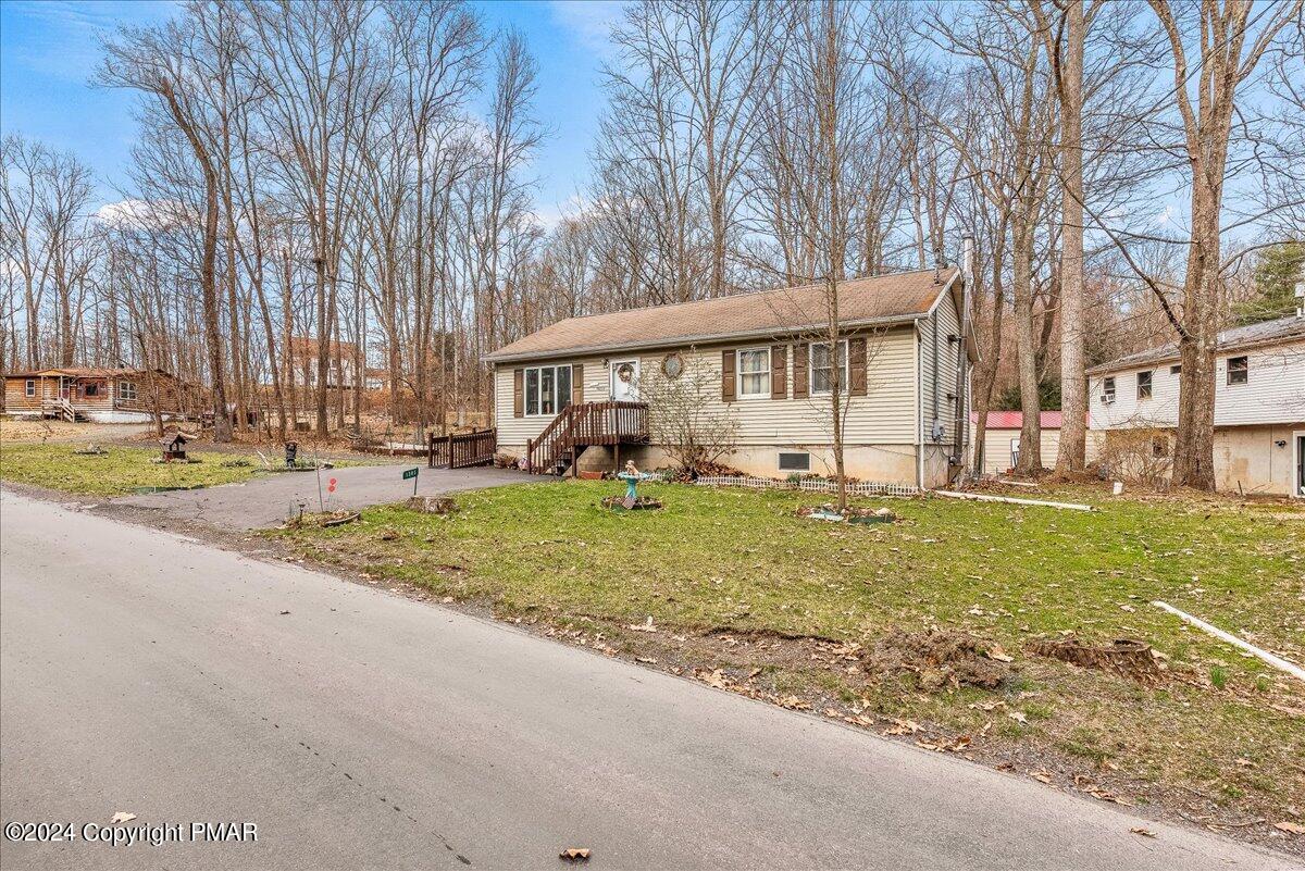 1365 Main Road East Stroudsburg, PA 18302 - Photo 3 of 36 03-HomeView_Media-1365_Main_Rd.-#3