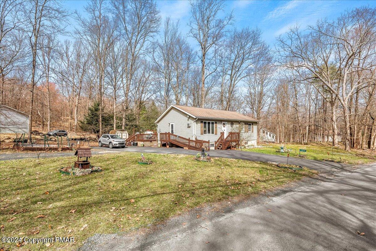 1365 Main Road East Stroudsburg, PA 18302 - Photo 4 of 36 04-HomeView_Media-1365_Main_Rd.-#4