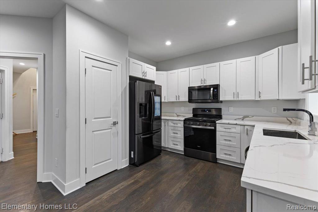 4003 Elmhurst Road Waterford, MI 48328 - Photo 2 of 28