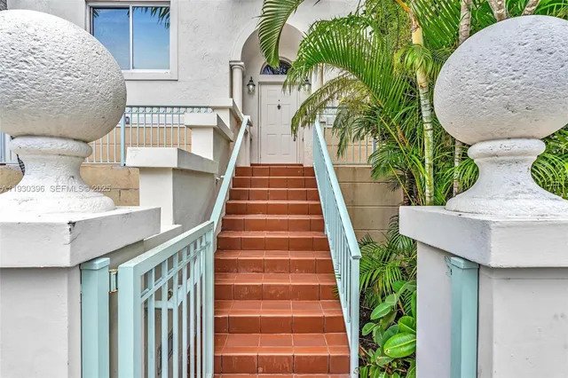 a view of entryway with furniture