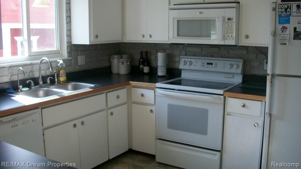 61724 Rambling Way South Lyon, MI 48178 - Photo 14 of 29 100_2938.jpg