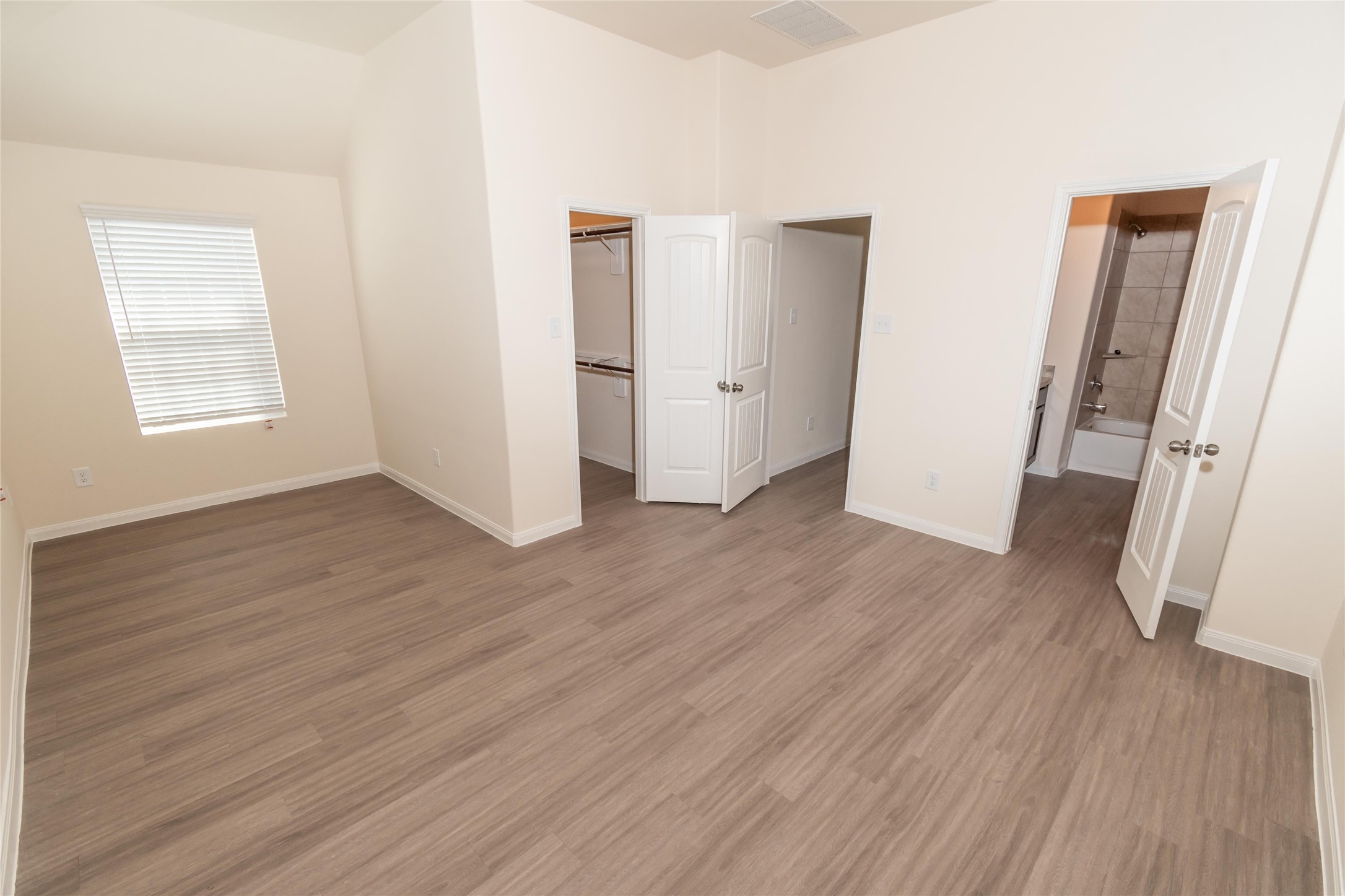 3915 Silver Ranch Road Houston, TX 77014 - Photo 8 of 10 Photos may be representative of the floor plan and not the exact home. Finishes, layout, and features of the actual property for lease may vary.