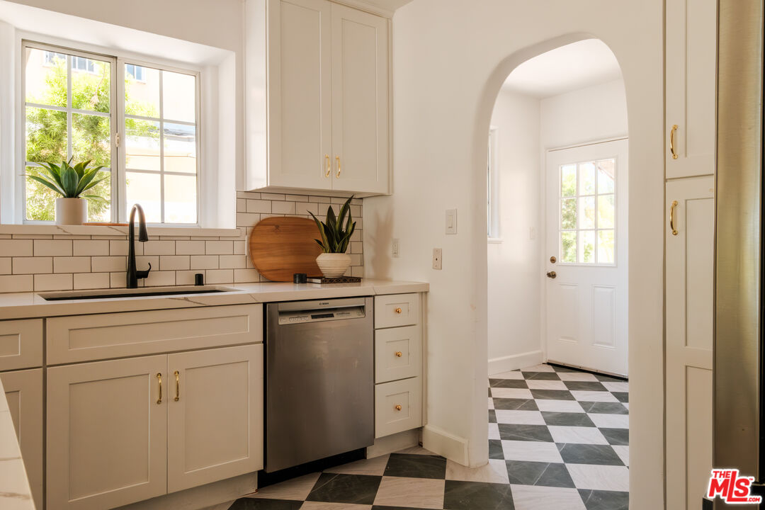 3739 Virginia Road Los Angeles, CA 90016 - Photo 17 of 72