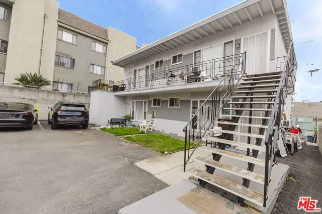 a view of a house with a outdoor space