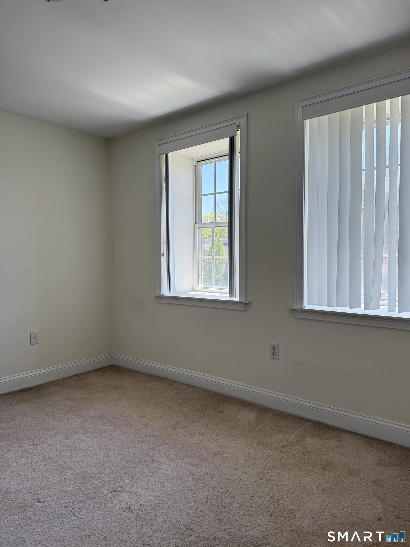 380 Main Street, Unit 16 Wallingford, CT 06492 - Photo 8 of 12 an empty room with a window